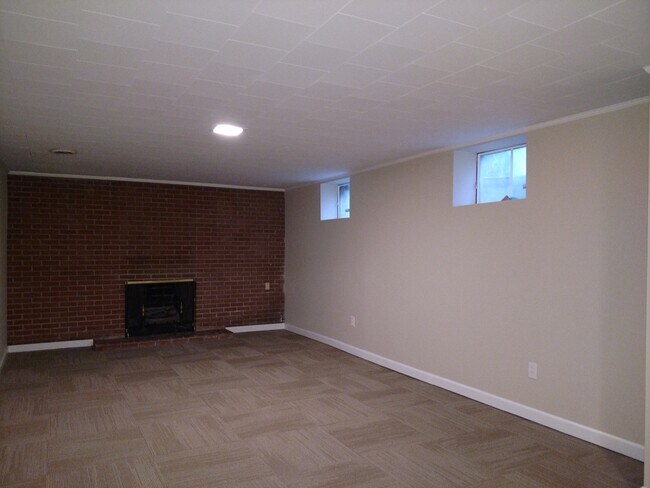 Building Photo - Conveniently Located, Spacious Salem Home