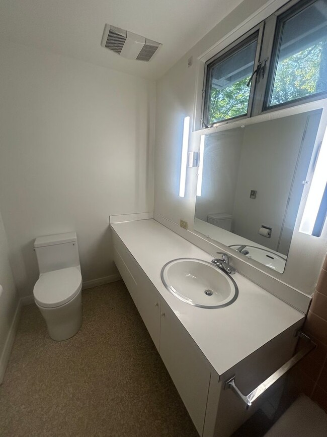 Building Photo - 3 bed, 2 1/2 bath house