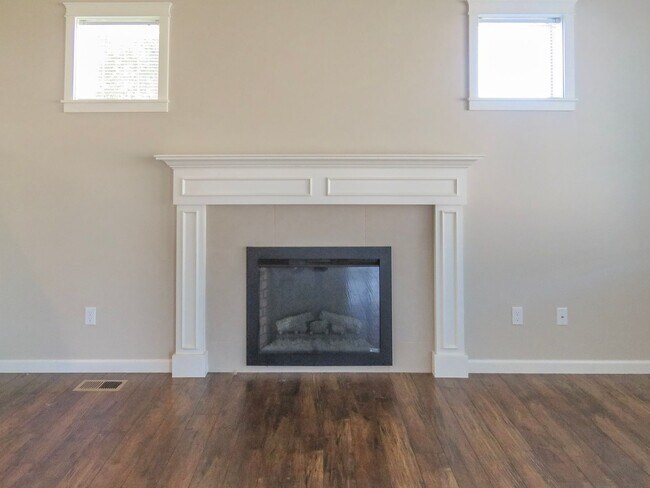 Building Photo - 3 Bedroom Corner lot Coming Soon in Carlton !
