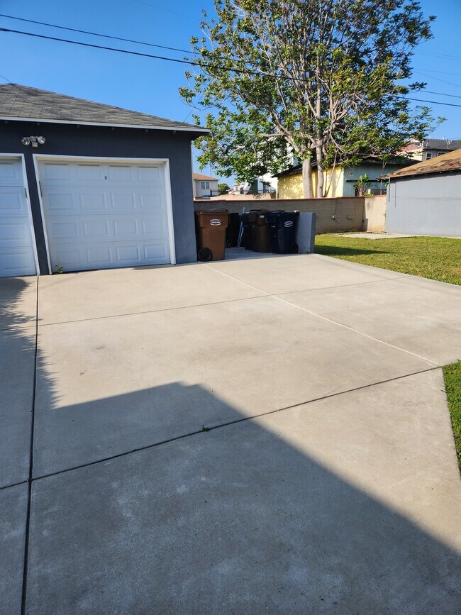 Garages/park areas - 2059 W 104th St