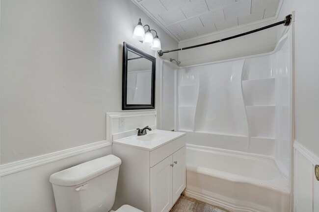 Building Photo - 4 Bedroom Available Now!