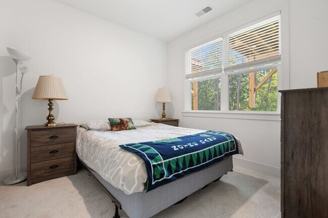 Building Photo - Stunning Like-New Townhome in Prime South Durham Location!