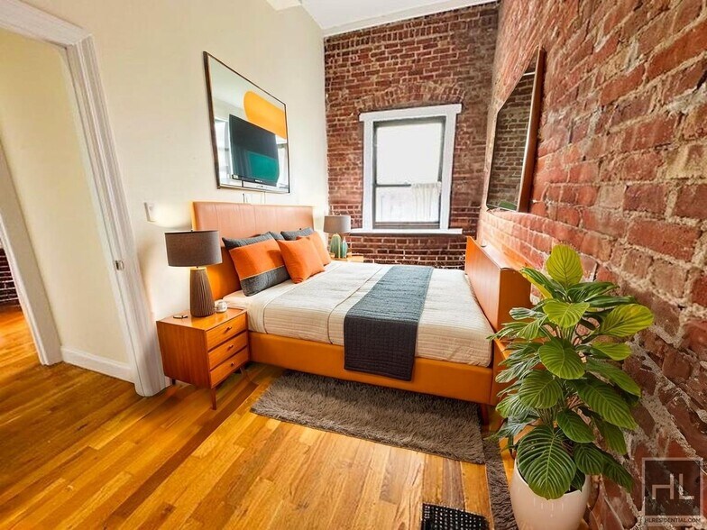 Building Photo - Floor Through 4 Bed/1.5 Bath Penthouse in ...