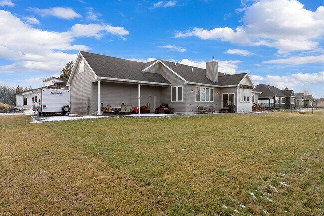 Building Photo - 1015 Riparian Dr