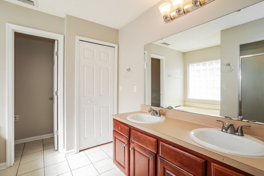 Building Photo - 1864 Creekview Dr