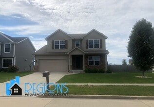 Building Photo - Beautiful 5BR 3.5 bathroom house in North East Normal. Large fenced in back yard.
