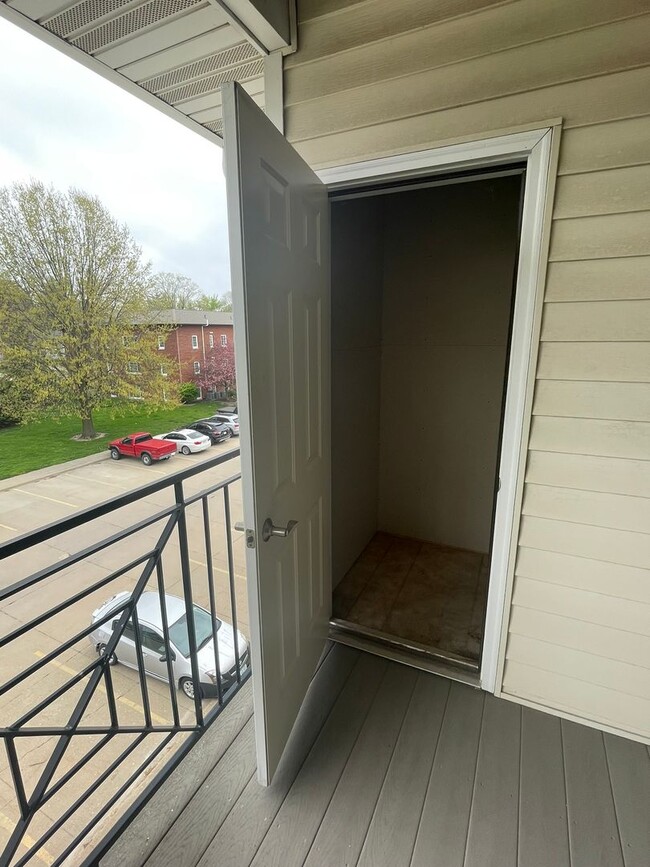 Building Photo - AVAILABLE NOW!!!  Beautiful 2 bedroom, 2 b...