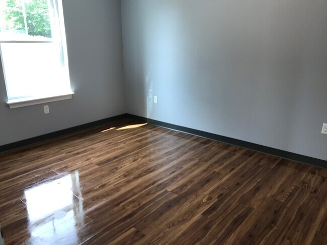 Building Photo - 10 E Ridge Dr