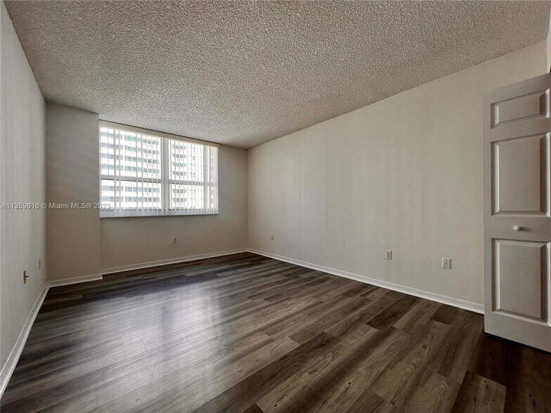 Building Photo - 1155 Brickell Bay Dr