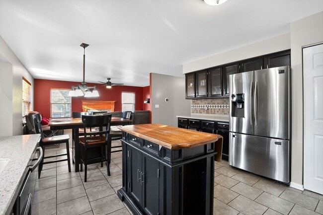 Building Photo - Spacious 4BR House in Oswego