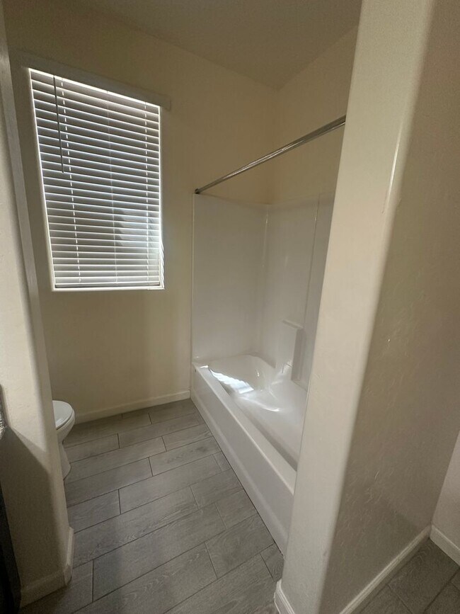 Building Photo - Nearly New 4 bedroom 2.5 bathroom