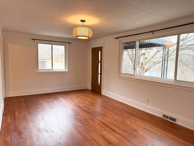 Building Photo - Beautiful Brick Home in Prime Hickory Location – Spacious Layout & Hardwood Floors!