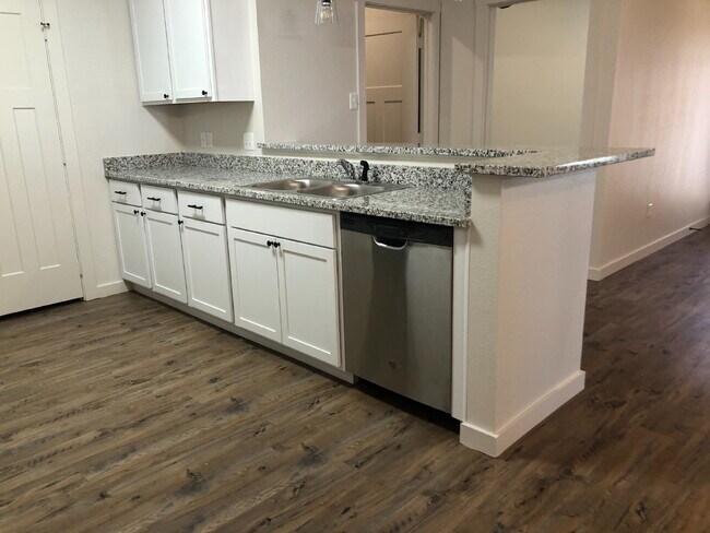 Building Photo - Beautiful well-maintained townhome