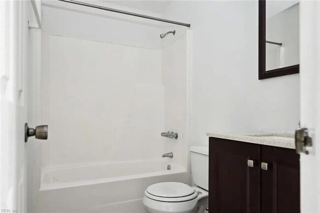 Building Photo - Charming Top-Floor Condo in the Heart of Virginia Beach