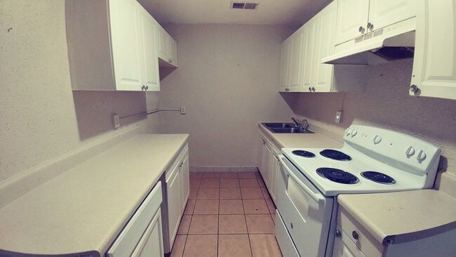 Building Photo - 2 Bedroom Duplex - Spartanburg