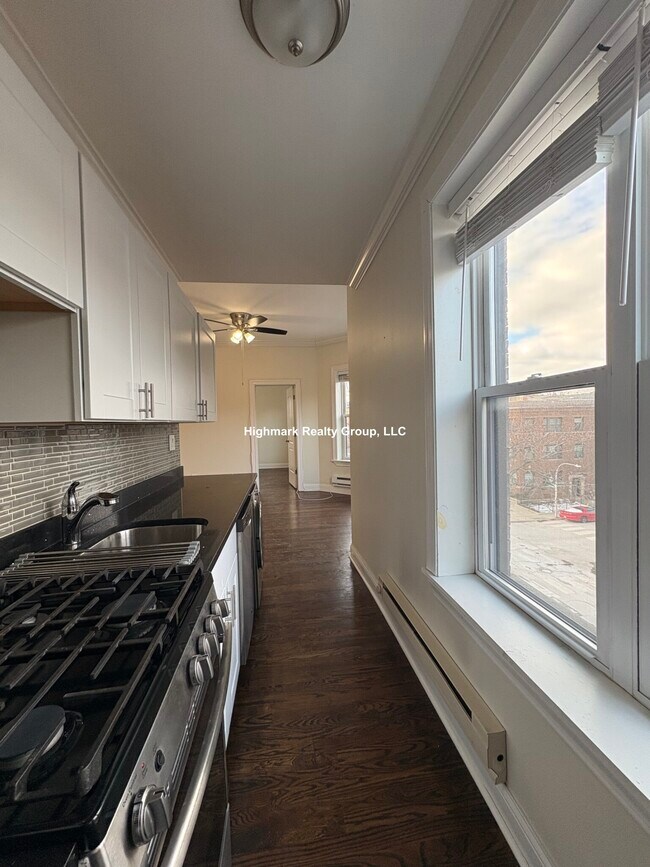 Building Photo - 923 W Waveland Ave