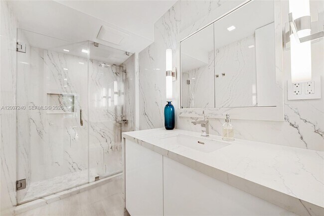 Building Photo - 2901 S Bayshore Dr