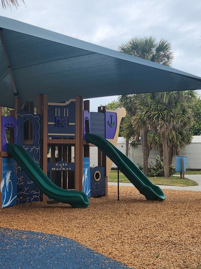 Building Photo - 3 BEDROOM 2 BATH HOME ACROSS FROM BEACH !!!