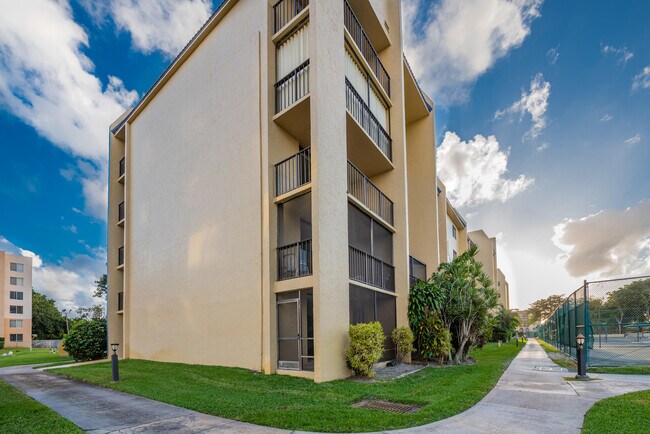 Building Photo - 2828 Tennis Club Dr