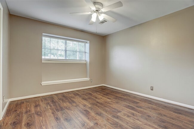 Building Photo - 9631 Fairdale Ln