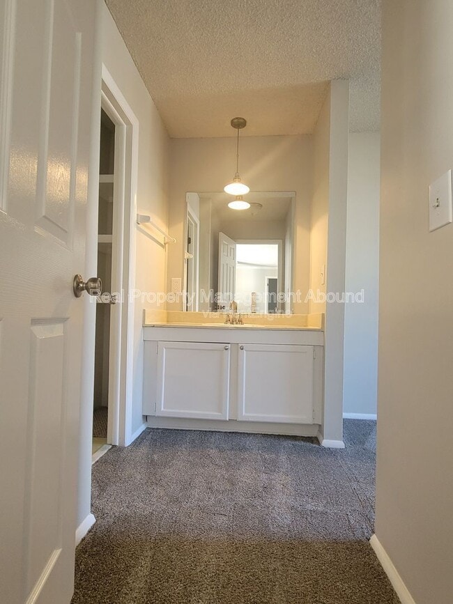 Building Photo - 6724 S Lewis Ave