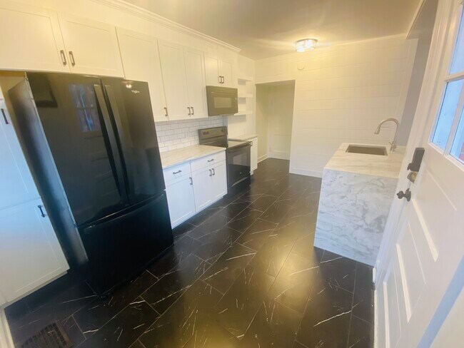 Building Photo - 930 E 56th St