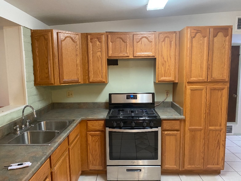 Building Photo - 1021 W Edgewater Dr