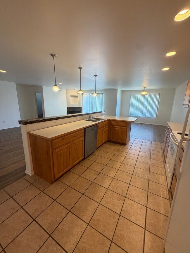 Building Photo - Large Duplex, Pelican Pointe Area