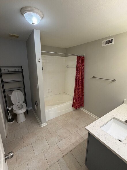 Building Photo - 700 Daniel Ellis Dr