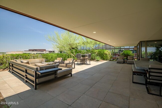 Building Photo - 7117 E Rancho Vista Dr
