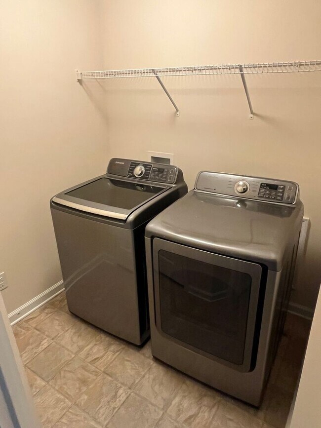 Building Photo - Convenient 3 Bed, 2.5 Bath Townhome near U...