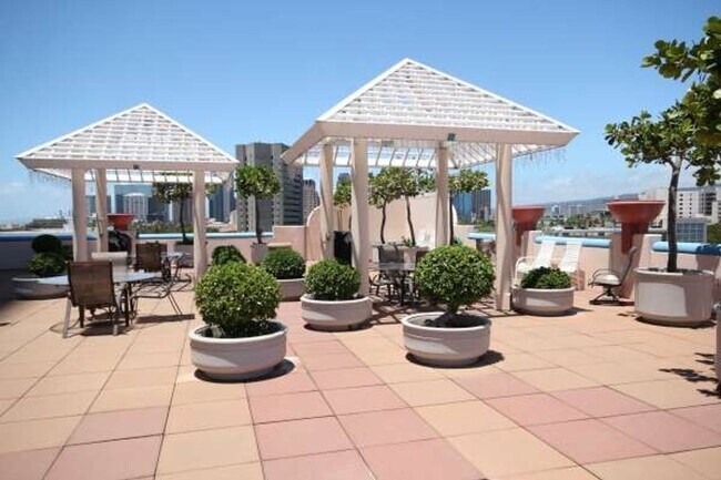 Building Photo - 1 bed, 1 bath, 1 parking with a lanai, loc...