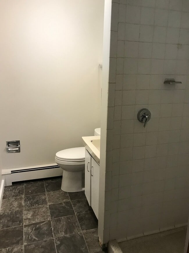 Building Photo - Large 5 bed 3 bath family home with two separate kitchens! Close to Augustana!