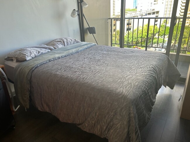 Building Photo - Tastefully Designed 1 bedroom in  Waikiki