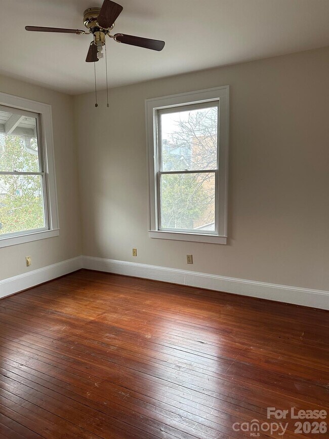 Building Photo - 407 W 9th St