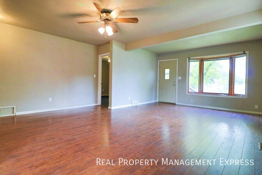 Building Photo - 3 Bed Home w/ Large Garage