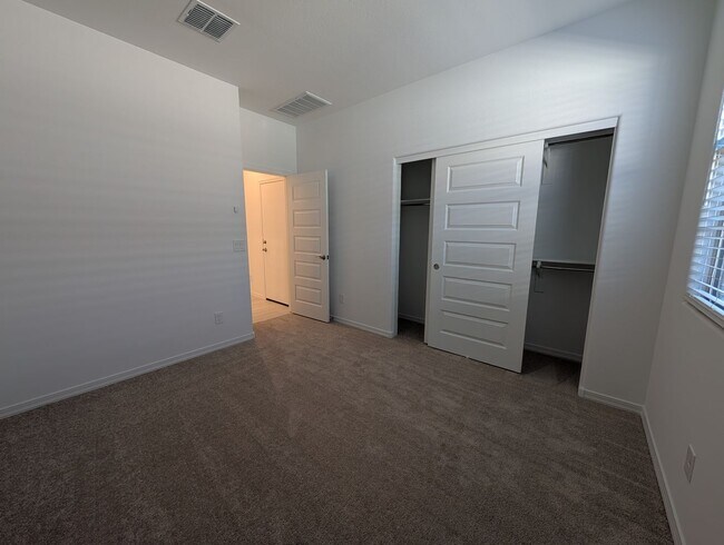 Building Photo - 4 Bedroom 3 Bathroom Home