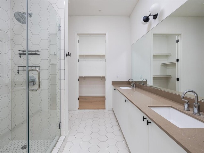 Building Photo - 800 Embassy Dr