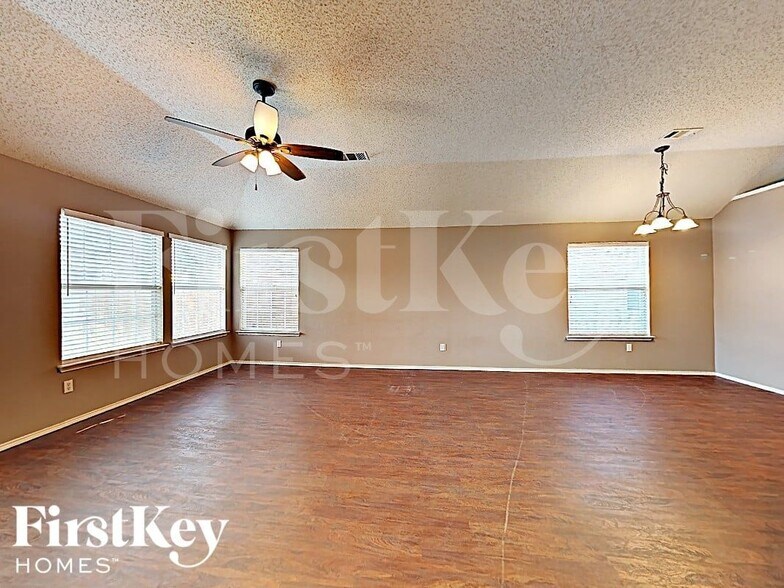 Building Photo - 516 Pineview Ln