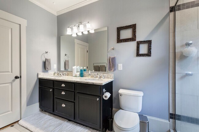 Building Photo - Beautiful 2bd/2ba Bungelow in Kirkwood wit...