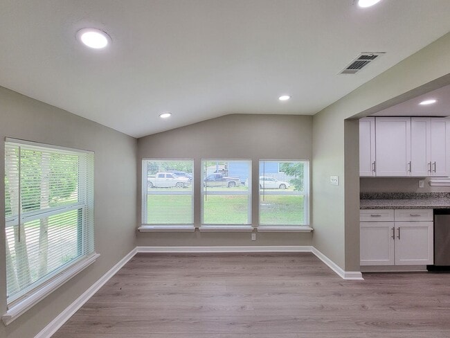 Building Photo - BEAUTIFUL REMODELED 3 BEDROOM 2 BATH IN LA...