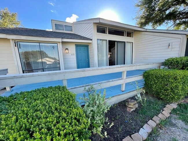 Building Photo - 49 April Point Dr N