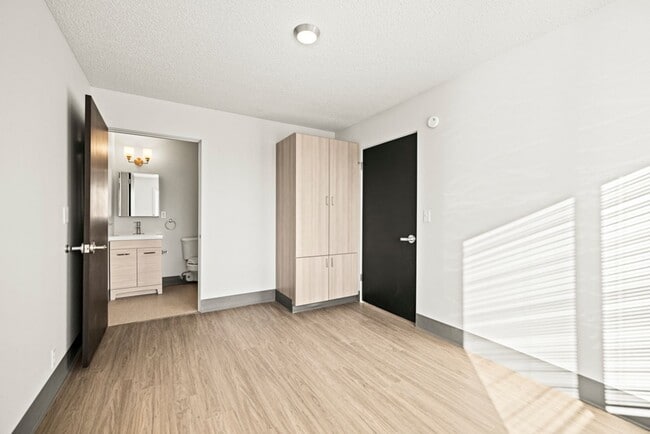 Building Photo - Available NOW!  1 bed 1 bath apartment