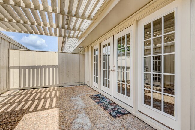 Building Photo - 5869 Valley Forge Dr