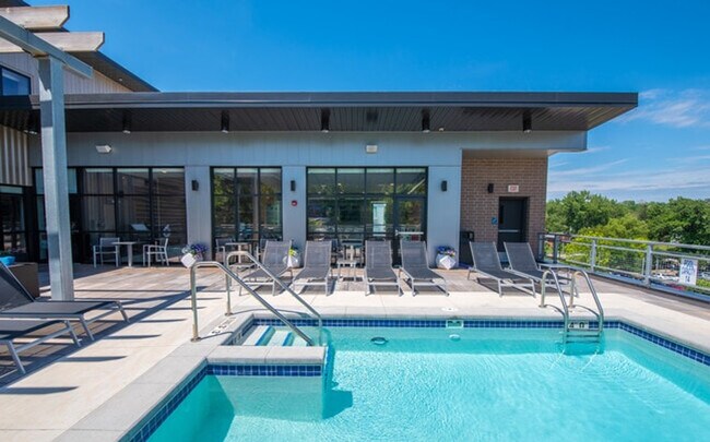 Building Photo - 2301 Ingersoll Ave