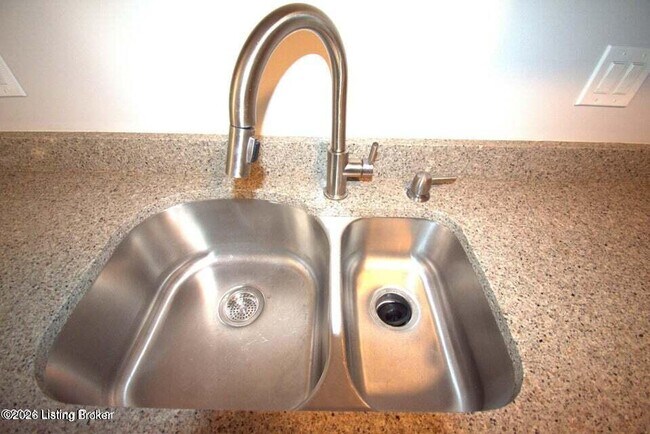 Building Photo - 10407 Pinoak View Dr