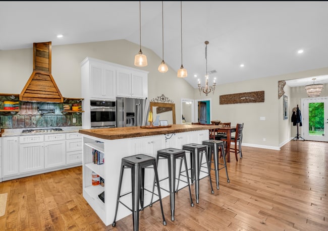 Building Photo - Beautiful 4-bedroom, 2.5-bath riverfront home