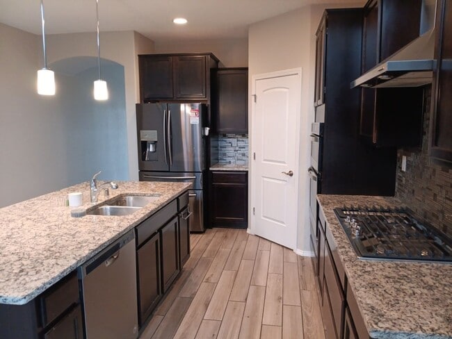 Building Photo - Spacious 4-bedroom, 2.5-bathroom home! Showings available NOW!