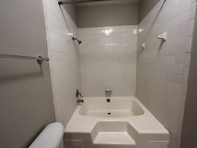 Building Photo - Adorable 1 bedroom, 1 bath Town-Home!!