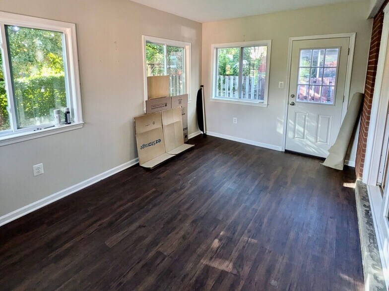 Building Photo - 9204 Davidson St